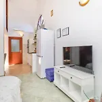 2 Bedroom Beautiful In Daire Mali Lošinj